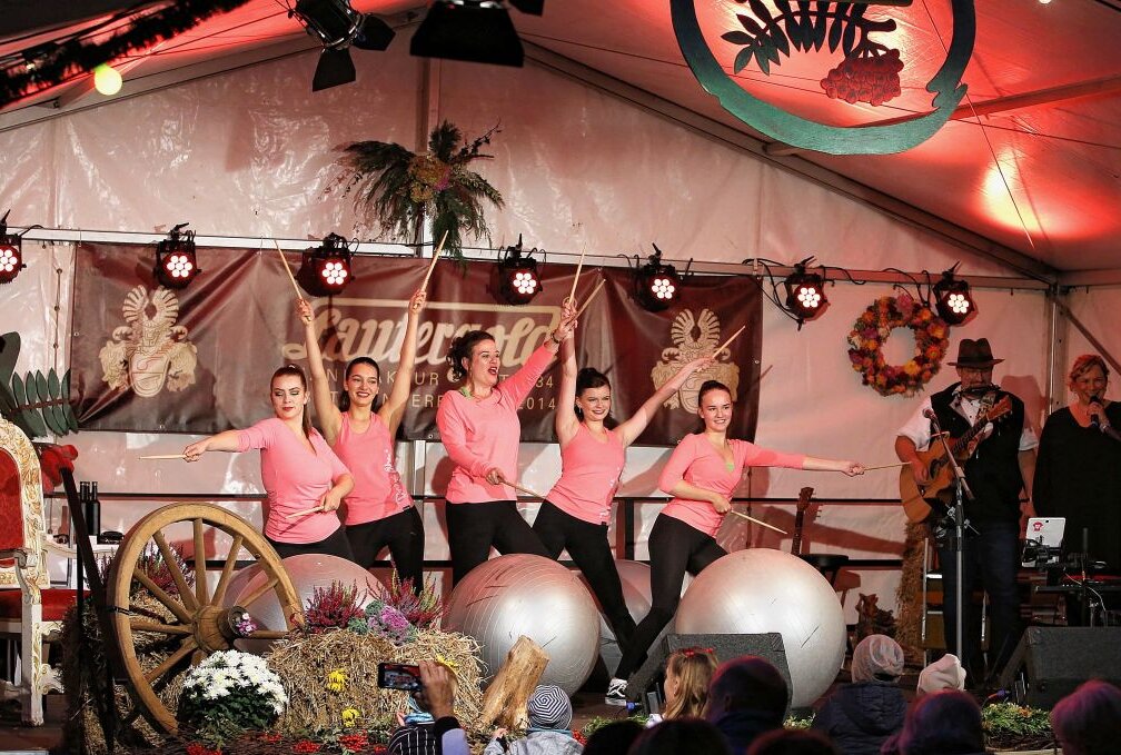 Vier Frauen greifen nach der Krone von Lauter-Bernsbach - Sindy Hütter begeisterte mit einer Trommelshow. Unterstützung hatte sie von den Karo-Dancers.  Foto: Carsten Wagener