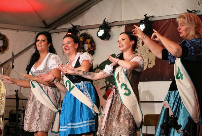 Vier Frauen greifen nach der Krone von Lauter-Bernsbach - Die vier Kandidatinnen hatten ihren Spaß.  Foto: Carsten Wagner