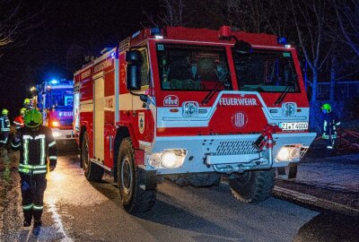 Vier PKW in Vollbrand: Feuerwehr im Einsatz - Vier PKW standen in Flammen. Foto: xcitepress