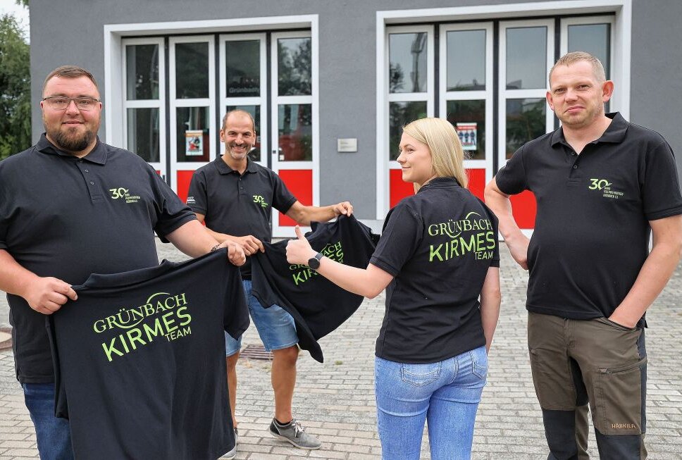 Jan Hartmann, Tiemo Pöhler, Alicja Lorenz und Felix Buchheim (v.li.) vom Feuerwehrverein präsentieren die neuen Team-T-Shirts. Foto: Thomas Voigt