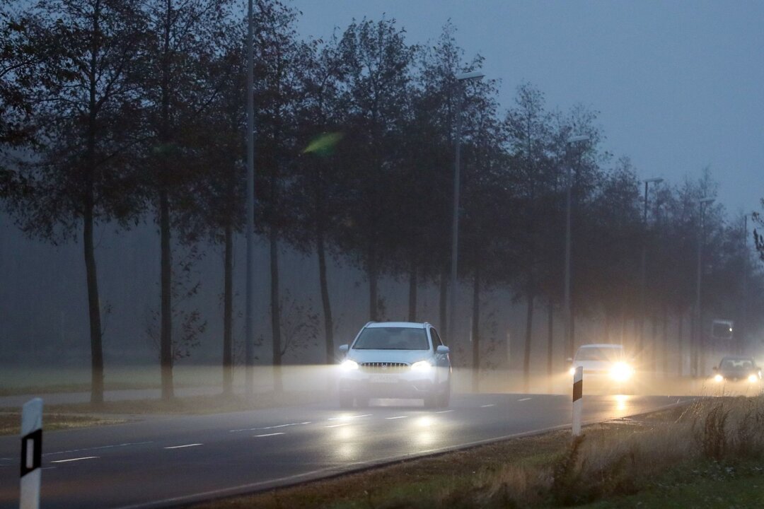 Vier Tipps für Autofahrer bei Dämmerung und Dunkelheit - Kürzere Tage und herbstliches Wetter verschlechtern die Sicht beim Autofahren. Dann besonders wichtig: ausreichend Abstand halten.