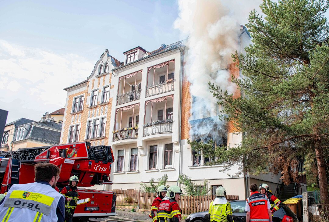 Vier Verletzte bei einem Hausbrand in Zittau - Brennendes Mehrfamilienhaus in Zittau. Foto: xcitepress