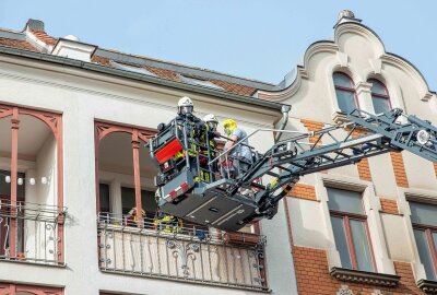 Vier Verletzte bei einem Hausbrand in Zittau - Die Drehleiter kommt zum Einsatz. Foto: xcitepress