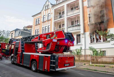 Vier Verletzte bei einem Hausbrand in Zittau - Aktuell kämpft die Feuerwehr noch immer gegen das Feuer an. Foto: xcitepress