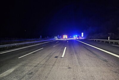 Vier Verletzte bei Unfall auf A4: Seat kollidiert mit LKW-Anhänger - Auf der A4 bei Glauchau kam es zu einem großen Crash, zwischen einem LKW und PKW. Foto: Mike Müller
