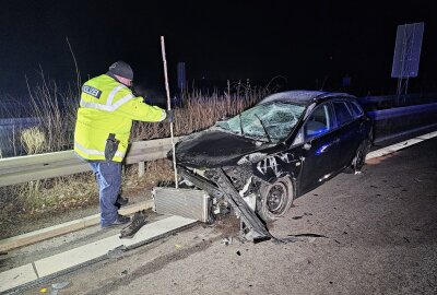 Vier Verletzte bei Unfall auf A4: Seat kollidiert mit LKW-Anhänger - Auf der A4 bei Glauchau kam es zu einem großen Crash, zwischen einem LKW und PKW. Foto: Mike Müller
