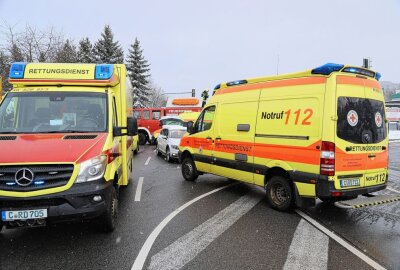 Vier Verletzte bei Unfall auf Ampelkreuzung in Schwarzenberg - Auf der Kreuzung hatte sich ein Unfall zwischen einem VW Passat und einem VW Polo ereignet. Foto: Niko Mutschmann