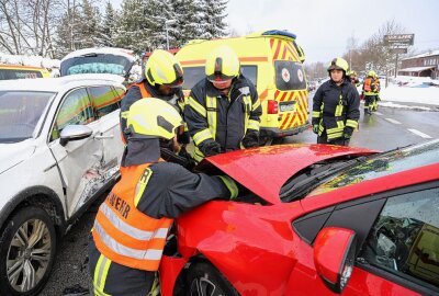 Vier Verletzte bei Unfall auf Ampelkreuzung in Schwarzenberg - Auf der Kreuzung hatte sich ein Unfall zwischen einem VW Passat und einem VW Polo ereignet. Foto: Niko Mutschmann