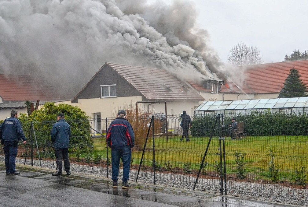 Vierseitenhof steht in Brand: Feuerwehr im Einsatz - Brand in Hoyerswerderer Ortsteil Bröthen. Foto: xcitepress