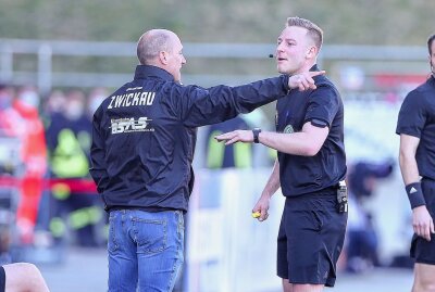 Vierte Niederlage in Folge für den FSV -  Trainer Joe Enochs (Zwickau) und Schiedsrichter Lars Erbst. Foto: Gabor Krieg