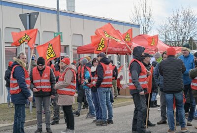 Vierte Verhandlungsrunde beim GKN ergebnislos - Die Belegschaft bei GKN in Zwickau hat einen 24-Stunden-Warnstreik durchgeführt. Foto: Ralf Wendland