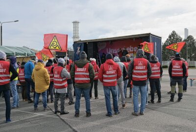 Vierte Verhandlungsrunde beim GKN ergebnislos - Die Belegschaft bei GKN in Zwickau hat einen 24-Stunden-Warnstreik durchgeführt. Foto: Ralf Wendland