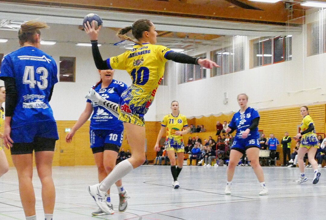 Vierter Sieg in Folge: Marienberg ist in der Handball-Sachsenliga das Team der Stunde - Mit sieben Toren gehörte Lena Kummich gegen Schneeberg zu den treffsichersten Marienberger Werferinnen. Foto: Andreas Bauer