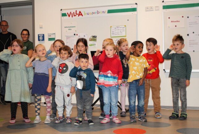 "Villa Kunterbunt" wurde offiziell übergeben - Die Kinder singen für ihre Gäste bei der offiziellen Eröffnungsfeier. Foto: Fischer Renate