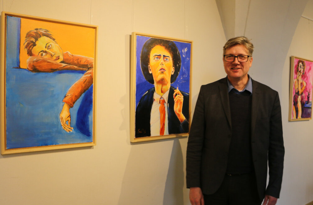 Martin Salesch vom Vogtlandmuseum in der Ausstellung. Foto: Simone Zeh