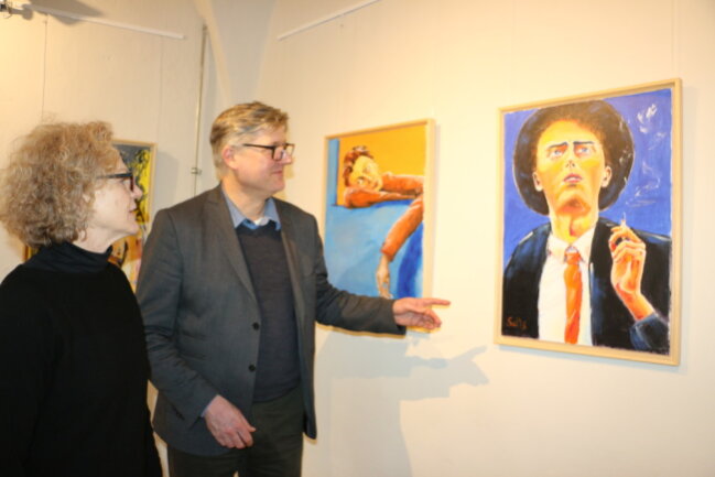 Martin Salesch vom Vogtlandmuseum (und Ursula Klebert vom Förderverein) in der Ausstellung. Foto: Simone Zeh