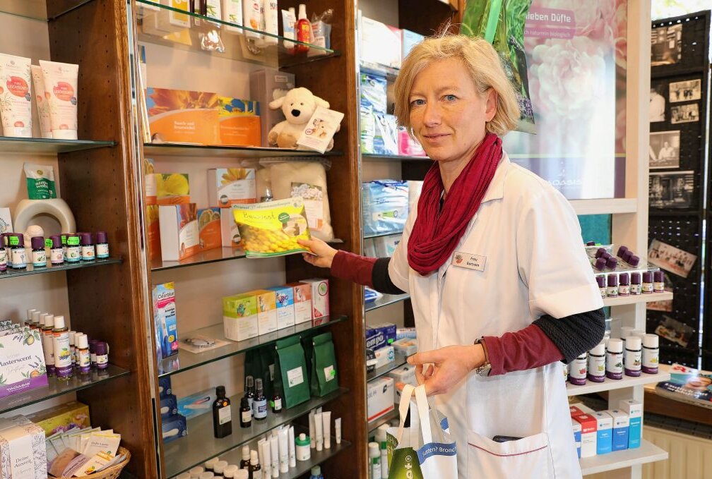Vogelbeer-Apotheke feiert 25-jähriges Bestehen - Apothekerin Antje Bertram stellt sich den neuen Herausforderungen.Foto: Katja Lippmann-Wagner