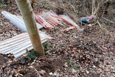 Vogtländer verärgert: Unbekannte laden immer wieder illegal Müll auf seinem Grundstück ab - Illegal am Abhang entsorgter Müll. Foto: Nicole Pätz