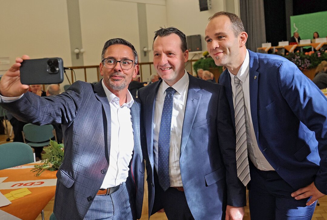 Vogtländische CDU wählte drei Direktkandidaten für die Landtagswahl 2024 - Gute Laune bei Sören Voigt, Jörg Schmidt und Marcus Fritsch (v.li.). Foto: Thomas Voigt