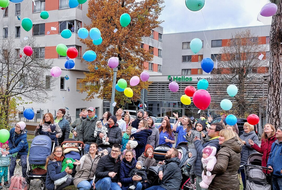 Vogtland-Klinikum schickt 56 Wunschballons für seine Frühchen in den Himmel - Sie leben! Im Vogtland-Klinikum sind auch dieses Jahr Wunschballons für alle Frühchen in den Himmel aufgestiegen. Foto: Karsten Repert