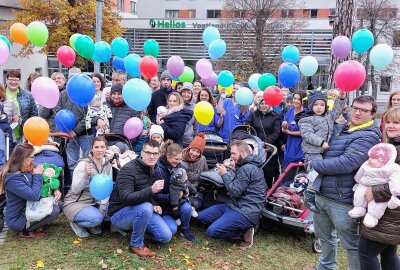 Vogtland-Klinikum schickt 56 Wunschballons für seine Frühchen in den Himmel - Sie leben! Im Vogtland-Klinikum sind auch dieses Jahr Wunschballons für alle Frühchen in den Himmel aufgestiegen. Foto: Karsten Repert