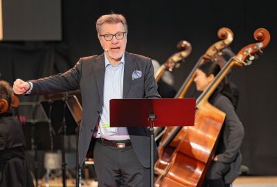 Vogtland Philharmonie eröffnete Plauener Parktheater-Saison - Sprecher Wolfgang Vater erzählte die Geschichte dazu. Foto: Thomas Voigt 