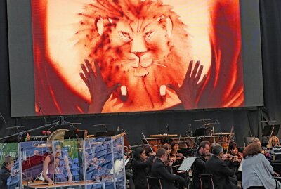 Vogtland Philharmonie eröffnete Plauener Parktheater-Saison - Das Publikum verfolgte auf der Bühnen-Wand, wie die geschickten Hände der Künstlerin aus Sand Figuren zauberte. Foto: Thomas Voigt
