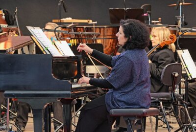 Vogtland Philharmonie eröffnete Plauener Parktheater-Saison -  Sarah Stamboltsyan begleitete die Sandmalerei mit viel Gefühl am Flügel. Foto: Thomas Voigt