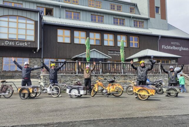 Vogtland: SR2-Musketiere fahren mit dem Moped durch Europa - Mit dem SR2 haben die fünf Vogtländer auch auf dem Fichtelberg Station gemacht. Foto: Karsten Repert