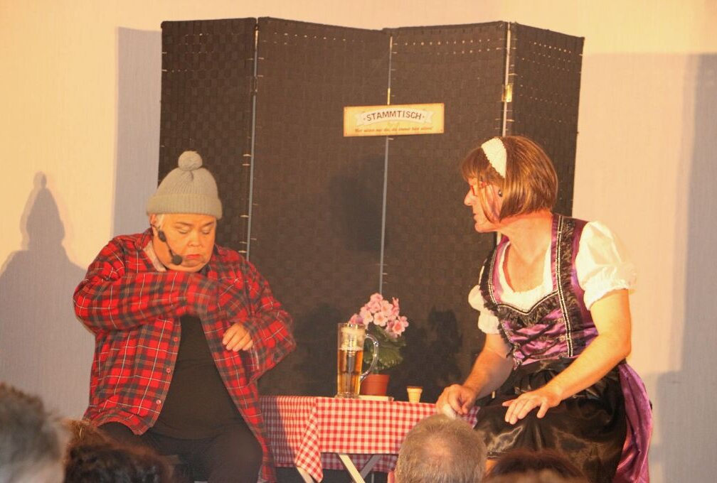 Vogtlandhalle Greiz: "Advent, Advent - Das Christkind pennt" - Eva-Maria Fastenau und Michael Seeboth auf der Bühne. Foto: Simone Zeh