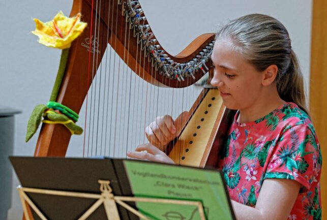 Nelly Taubert gab an der Harfe eine Kostprobe ihres Könnens. Foto: Thomas Voigt