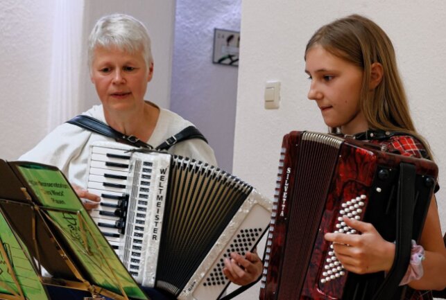 Akkordeon-Lehrerin Petra Löffler im Zusammenspiel mit ihrer Schülerin Nelly Taubert. Foto: Thomas Voigt