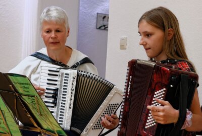 Vogtlandkonservatorium feiert Jubiläum - Akkordeon-Lehrerin Petra Löffler im Zusammenspiel mit ihrer Schülerin Nelly Taubert. Foto: Thomas Voigt