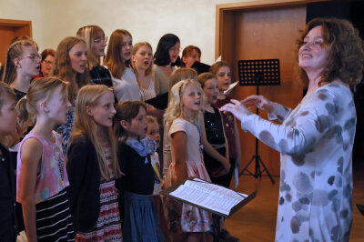 Heike Simanowski dirigierte im großen Saal der Musikschule den Chor. Foto: Thomas Voigt  