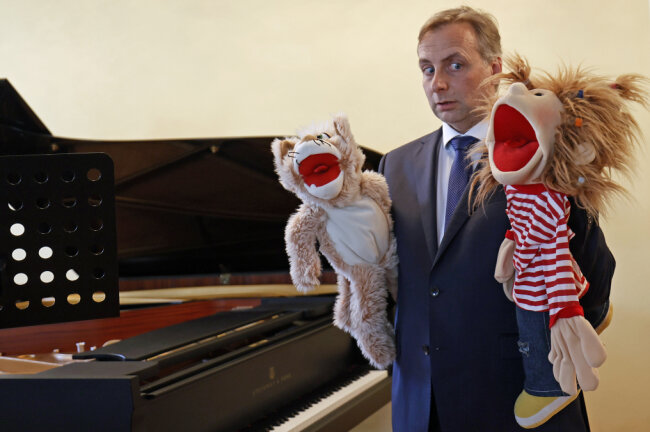 Fachdirektor Jörg Leitz erheiterte die Gäste  mit den Puppen der musikalischen Früherziehung "Pauline" und "Musikater".  Foto: Thomas Voigt