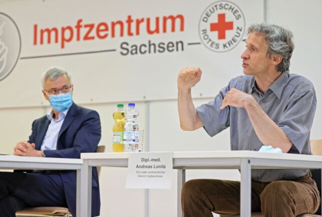 Amtsarzt Andreas Lonitz (re.) und Landrat Rolf Keil (CDU) wollen neuen Schwung ins Corona-Impfgeschehen bringen. Foto: Thomas Voigt