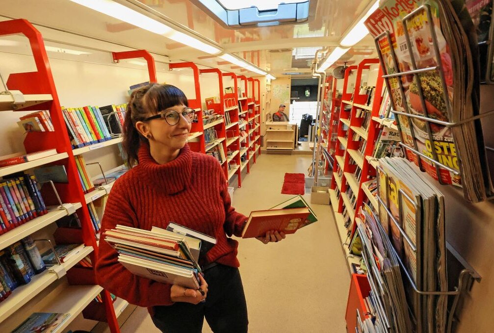 Sophie Arnold bestückt die Regale im Bücherbus der Kreisbibliothek. Die Gelder vom Bund kann die Leiterin gut verwenden. Foto Thomas Voigt