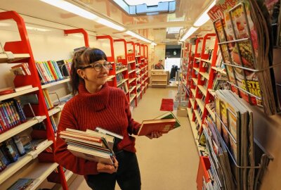 Vogtlands Bibliotheken fit für die Zukunft - Sophie Arnold bestückt die Regale im Bücherbus der Kreisbibliothek. Die Gelder vom Bund kann die Leiterin gut verwenden. Foto Thomas Voigt