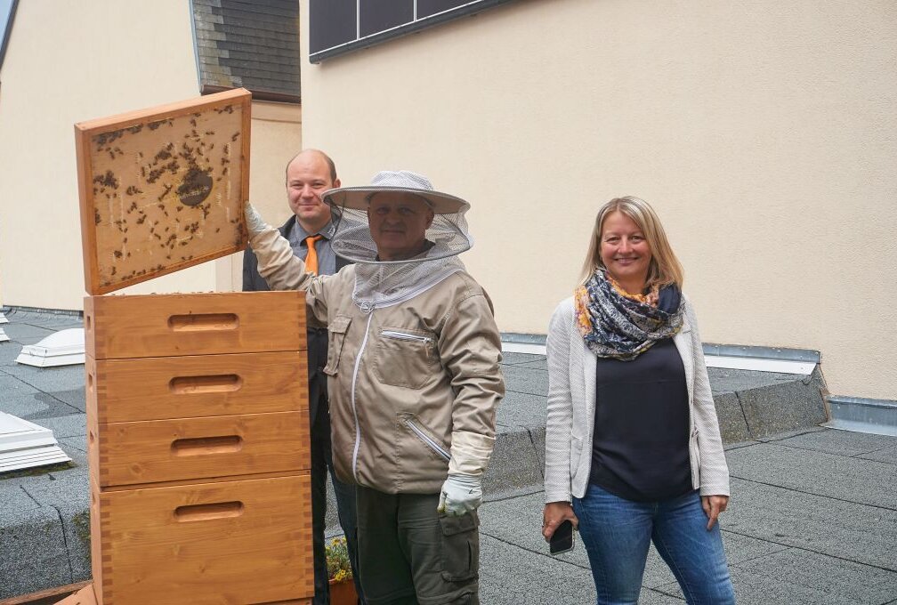 Volksbank kümmert sich um das Bienensterben - Henry Zukunft und Grit Zimmer von der Volksbank und ImkerRalf Rehm stellen die neuen Mitarbeiter vor. Foto: Sabine Pfeifer