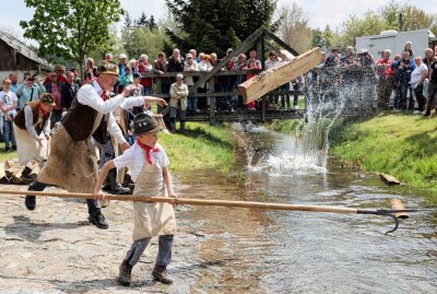 Volksfeststimmung beim Schauflößen in Muldenberg - Am Bachlauf zeigten die Hobbyflößer, vollen Einsatz. Foto: Thomas Voigt