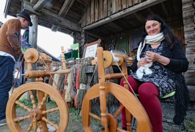 Volksfeststimmung beim Schauflößen in Muldenberg - Angelika Tuchel-Heckers zeigte beim Markttreiben am Flößerplatz ihre Fingerfertigkeit am Spinnrad. Foto: Thomas Voigt