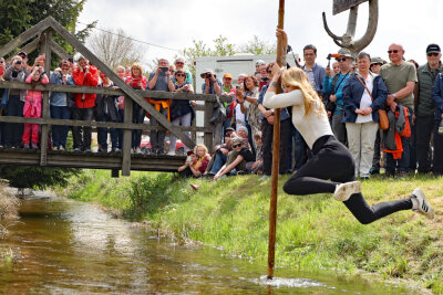Volksfeststimmung beim Schauflößen in Muldenberg - Mutig, mutig:  Diese junge Frau erhielt nach ihrem sportlichen Sprung über den Graben das Flößerdiplom. Foto: Thomas Voigt 
