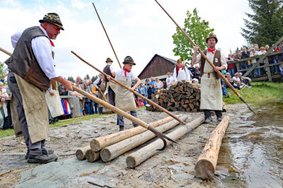 Volksfeststimmung beim Schauflößen in Muldenberg - Die Mitglieder des Muldenberger Flößervereins halten die vogtländischen Traditionen  hoch.  Foto:  Thomas Voigt 