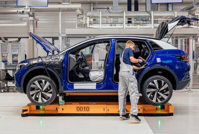 Volkswagen baut E-Autos ab heute wieder in drei Schichten - Die Produktion der VW E-Autos geht ab heute im Zwickauer Werk wieder los. Foto: Oliver Killig