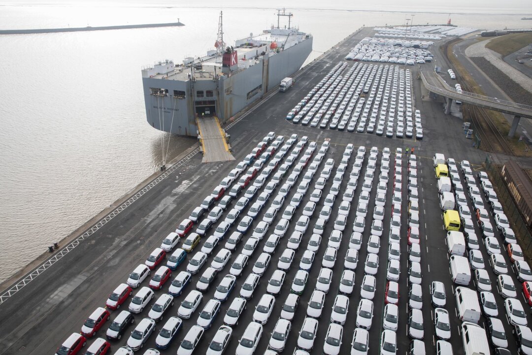 Volkswirte geben Standort Deutschland eine Drei minus - Fahrzeuge des Volkswagen Konzerns stehen im Hafen von Emden zur Verschiffung bereit. Volkswirte haben Deutschland als Wirtschaftsstandort ein schlechtes Zeugnis ausgestellt (Symbolbild).