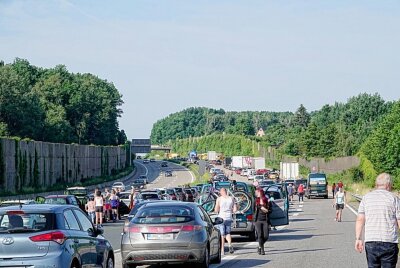 Voll besetzter VW kracht auf A4 bei Chemnitz in Tanklaster - Die Fahrbahn wurde gesperrt. Es bildete sich ein Stau von mehreren Kilometern. Foto: Harry Haertel