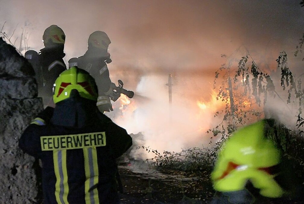 Vollbrand: 100 Meter Hecke brennen in Otterwisch - Die Kameraden bekämpften den Brand teils unter schwerem Atemschutz von mehreren Seiten und konnten den Brand schließlich eindämmen. Foto: Sören Müller