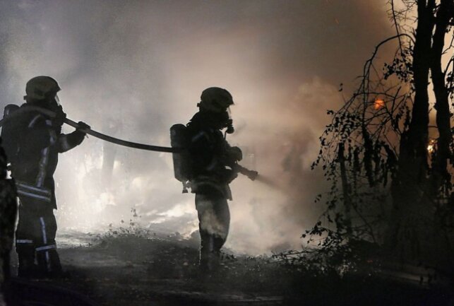 Die Kameraden bekämpften den Brand teils unter schwerem Atemschutz von mehreren Seiten und konnten den Brand schließlich eindämmen. Foto: Sören Müller