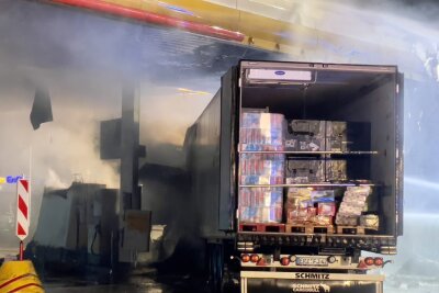 Vollbrand in Meerane: LKW steht in Flammen an Tankstelle - In der Nacht von Montag zu Dienstag kam es zu einem Vollbrand eines LKWs an einer Tankstelle in Meerane.