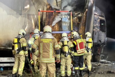 Vollbrand in Meerane: LKW steht in Flammen an Tankstelle - In der Nacht von Montag zu Dienstag kam es zu einem Vollbrand eines LKWs an einer Tankstelle in Meerane.